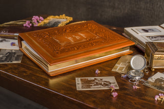 Шкіряна Книга "Історія Нашої Родини" - сімейний літопис для заповнення | Колір коричневий| Модель "Ластівка"