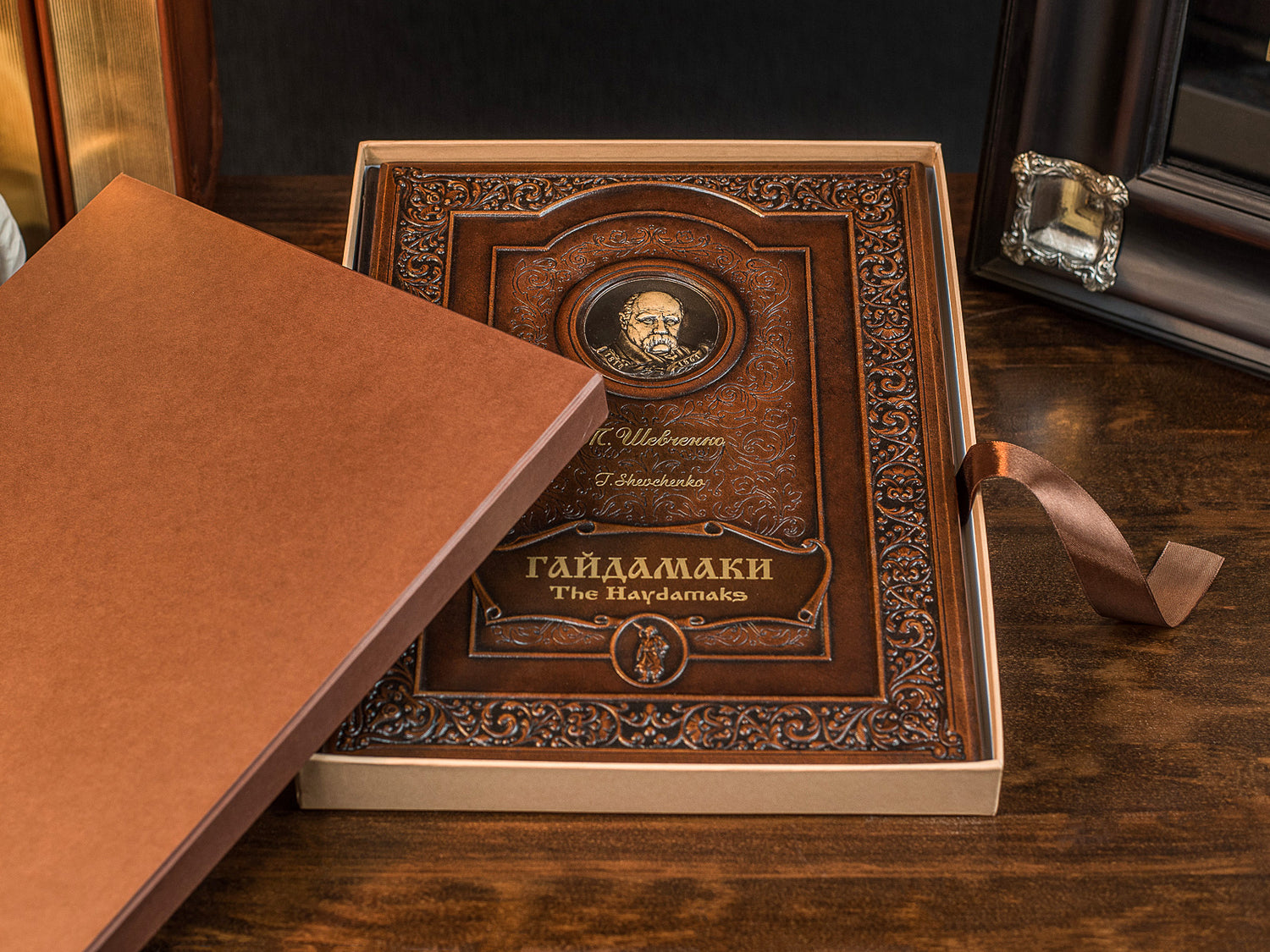 Елітна книга "Гайдамаки" – лімітоване видання у шкірі