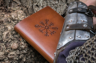 Шкіряний блокнот на подарунок ручної роботи із символом вікінгів "Вегвізир" коричневий